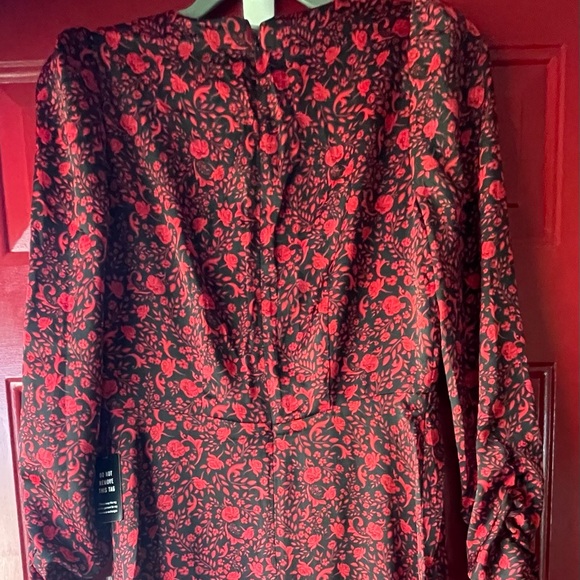 NWT Express Black & Red Floral Long Sleeve Dress Floral Ruched Sleeve Midi XL - Picture 2 of 5